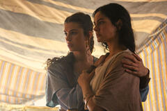 Princess Mirab (Yali Topol Margalith) e Princess Mychal (Indy Lewis) in La Casa di Davide 1x08
