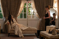 Marisa Abela, Kiernan Shipka in Industry 4x08