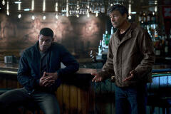 Aaron Pierre, Kyle Chandler in Lanterns - Stagione 1