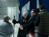 Hugh Dillon come Ian Ferguson e Jeremy Renner come Mike McClusky sul set di Mayor of Kingstown 5x01