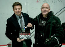 Jeremy Renner come Mike McClusky e Hugh Dillon come Ian Ferguson sul set di Mayor of Kingstown 5x01