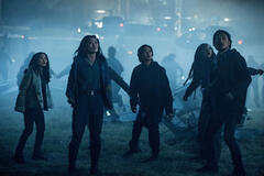 Anna Sawai, Mari Yamamoto, Ren Watabe, Kiersey Clemons e Takehiro Hira in Monarch: Legacy of Monsters 2x01