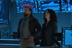 Joe Tippett e Mirelly Taylor in Monarch: Legacy of Monsters 2x01