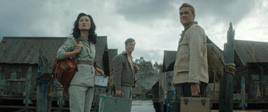 Mari Yamamoto, Anders Holm e Wyatt Russell in Monarch: Legacy of Monsters 2x01