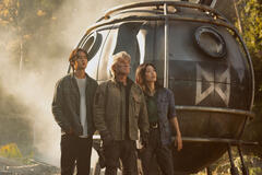 Ren Watabe, Kurt Russell e Mari Yamamoto in Monarch: Legacy of Monsters 2x01