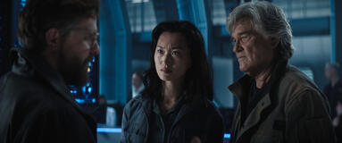 Joe Tippett, Mari Yamamoto e Kurt Russell in Monarch: Legacy of Monsters 2x02