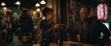 Kiersey Clemons e Joe Tippett in Monarch: Legacy of Monsters 2x03
