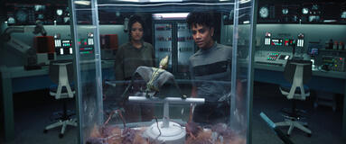 Kiersey Clemons e Dominique Tipper in Monarch: Legacy of Monsters 2x04