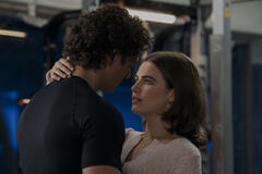 Garrett (Belmont Cameli) e Hannah (Ella Bright) in Off Campus - Stagione 1