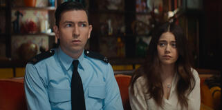 Nicholas Braun come Officer Tim Derry e Molly Gordon come Rebecca Hampstead in Pecore Sotto Copertura