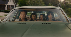 (S-D) Ewan Mcgregor come Greg Platt, Christian Convery come Brian Platt, Maisy Stella come Audrey Platt e Anne Hathaway come Denise Platt in La Fine di Oak Street