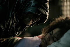 Zazie Beetz come Asia in Ti Uccideranno!