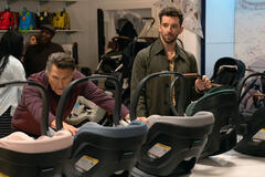 Ted McGinley e Michael Urie in Shrinking 3x03