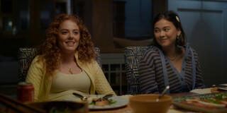 Rachel Stubington e Lukita Maxwell in Shrinking 3x03