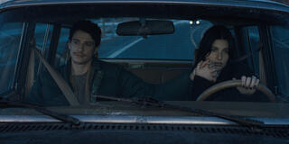 (S-D) Adam DiMarco come Nicky Cunningham, Camila Morrone come Rachel Harkin in Something Very Bad Is Going To Happen 1x01