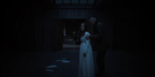 (S-D) Jennifer Jason Leigh come Victoria, Ted Levine come Boris in Something Very Bad Is Going To Happen 1x01