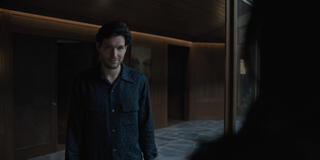 Jeff Wilbusch come Jules in Something Very Bad Is Going To Happen 1x02