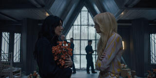 (S-D) Camila Morrone come Rachel Harkin, Gus Birney come Portia in Something Very Bad Is Going To Happen 1x03