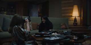 (S-D) Jennifer Jason Leigh come Victoria, Camila Morrone come Rachel Harkin in Something Very Bad Is Going To Happen 1x03