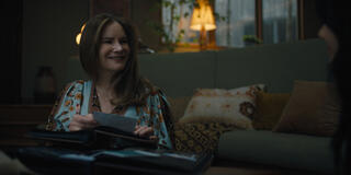 Jennifer Jason Leigh come Victoria in Something Very Bad Is Going To Happen 1x03