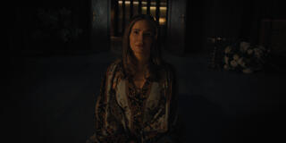 Jennifer Jason Leigh come Victoria in Something Very Bad Is Going To Happen 1x03