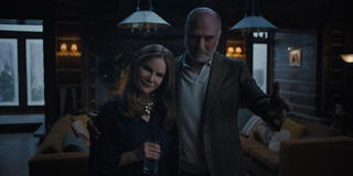 (S-D) Jennifer Jason Leigh come Victoria, Ted Levine come Boris in Something Very Bad Is Going To Happen 1x05