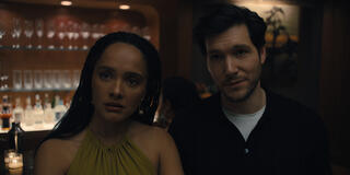 (S-D) Karla Crome come Nell, Jeff Wilbusch come Jules in Something Very Bad Is Going To Happen 1x05