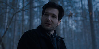 Jeff Wilbusch come Jules in Something Very Bad Is Going To Happen 1x06