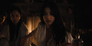 (S-D) Karla Crome come Nell, Camila Morrone come Rachel Harkin in Something Very Bad Is Going To Happen 1x06