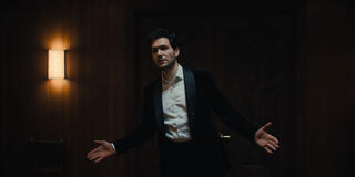 Jeff Wilbusch come Jules in Something Very Bad Is Going To Happen 1x08