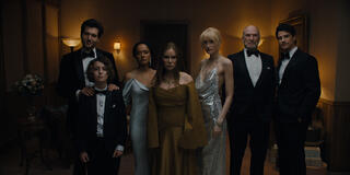 (S-D) Jeff Wilbusch come Jules, Sawyer Fraser come Jude, Karla Crome come Nell, Jennifer Jason Leigh come Victoria, Gus Birney come Portia, Ted Levine come Boris, Adam DiMarco come Nicky Cunningham in Something Very Bad Is Going To Happen 1x08