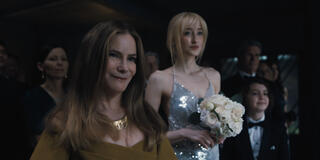 (S-D) Jennifer Jason Leigh come Victoria, Gus Birney come Portia, Sawyer Fraser come Jude in Something Very Bad Is Going To Happen 1x08