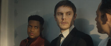 (S-D) Jeremy Pope come Jeremy, Evan Peters come Cooper Madsen, Anthony Ramos come The Assassin in The Beauty 1x08