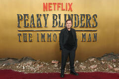 Tim Roth partecipa alla prima mondiale di 'Peaky Blinders: The Immortal Man' al Centenary Square il 2 marzo 2026 a Birmingham, in Inghilterra