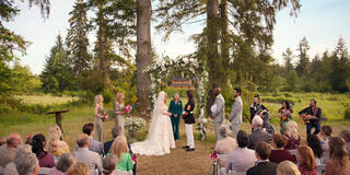 (S-D) Zibby Allen come Brie Sheridan, Jenny Cooper come Joey Barnes, Alexandra Breckenridge come Mel Monroe, Annette O'Toole come Hope McCrea, Martin Henderson come Jack Sheridan, Colin Lawrence come Preacher, Marco Grazzini come Mike Valenzuela in Virgin River 6x10