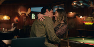 (S-D) Ben Hollingsworth come Dan Brady, Elise Gatien come Lark in Virgin River 6x01