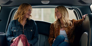 (S-D) Alexandra Breckenridge come Mel Monroe, Jenny Cooper come Joey Barnes in Virgin River 6x04