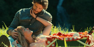 (S-D) Jessica Rothe come Sarah, Callum Kerr come Everett in Virgin River 6x07