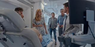 Nicholas Coombe come Eamon, Alexandra Breckenridge come Melinda Monroe, Martin Henderson come Jack Sheridan, Tim Matheson come Dr. Vernon Mullins e Kaj-Erik Eriksen come Dr. Hayes in Virgin River 7x10