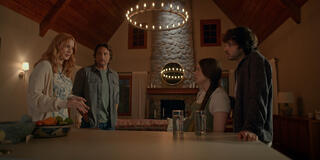 Alexandra Breckenridge come Melinda Monroe, Martin Henderson come Jack Sheridan, Rachel Drance come Marley e Nicholas Coombe come Eamon in Virgin River 7x10