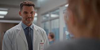 Mark Ghanimé come Dr. Cameron Hayek in Virgin River 7x10