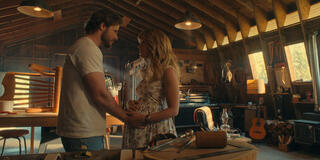 (S-D) Callum Kerr come Everett e Jessica Rothe come Sarah in Virgin River 7x06