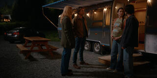 (S-D) Alexandra Breckenridge come Melinda Monroe, Martin Henderson come Jack Sheridan, Rachel Drance come Marley e Nicholas Coombe come Eamon in Virgin River 7x07