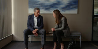 (S-D) Tim Matheson come Dr. Vernon Mullins e Sara Canning come Victoria in Virgin River 7x07
