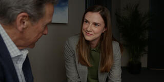 (S-D) Tim Matheson come Dr. Vernon Mullins e Sara Canning come Victoria in Virgin River 7x07