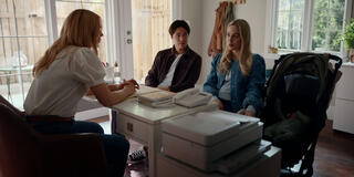 Alexandra Breckenridge come Melinda Monroe, Kai Bradbury come Denny Cutler e Sarah Dugdale come Lizzie in Virgin River 7x08