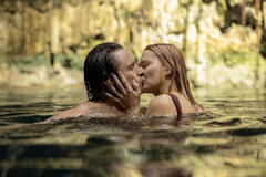 (S-D) Martin Henderson come Jack Sheridan e Alexandra Breckenridge come Melinda Monroe in Virgin River 7x09