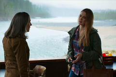 Annette O'Toole come Hope McCrea; Alexandra Breckenridge come Melinda Monroe in Virgin River - Stagione 2