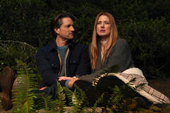 Martin Henderson come Jack Sheridan e Alexandra Breckenridge come Mel Monroe in Virgin River 3x10