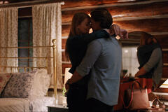 Alexandra Breckenridge come Mel Monroe e Martin Henderson come Jack Sheridan in Virgin River 3x02
